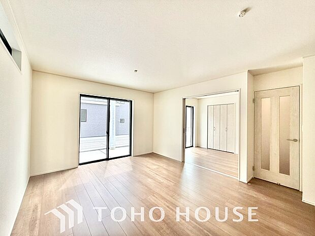 リビングも広く設け、訪れる人々を暖かく迎えてくれます。