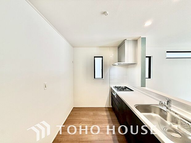 キッチンの収納は、デッドスペースになりやすい箇所を有効活用できる、スライド式収納を採用しました。