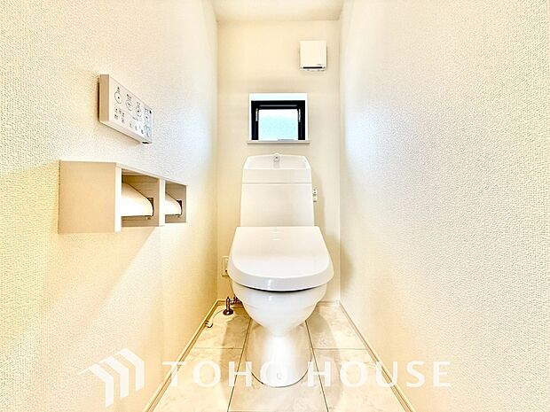 十分な広さと清潔感のあるカラーで纏まったおトイレ。時間に余裕とゆとりを持たせます。