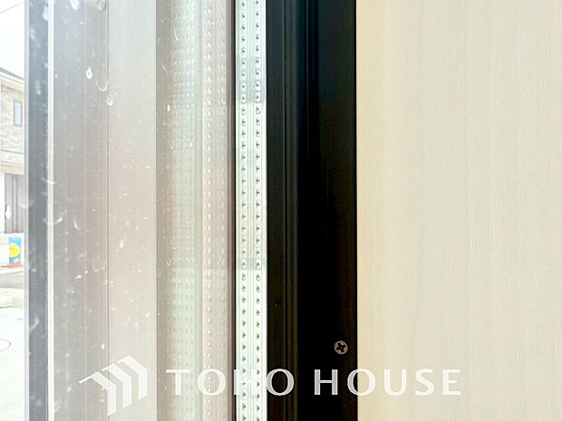 二層のガラスの間に空気層や特殊ガス層を作ることで断熱性能や結露防止効果を高めたサッシを装備してます。