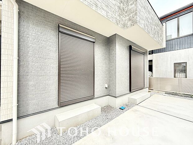 台風などの激しい雨風からお家を守るのはもちろん、空き巣対策などの防犯抑止や防音にも効果を発揮します。