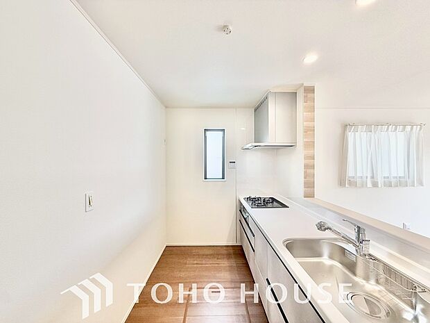 キッチンの収納は、デッドスペースになりやすい箇所を有効活用できる、スライド式収納を採用しました。