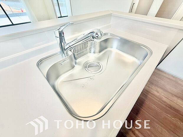 ワンタッチで浄水と原水を切り替えできる浄水器一体型水栓は水道水に含まれる有害物質を除去してくれます。