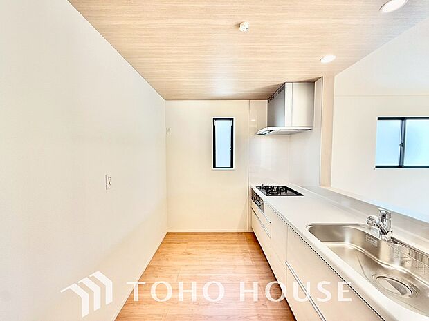 キッチンの収納は、デッドスペースになりやすい箇所を有効活用できる、スライド式収納を採用しました。