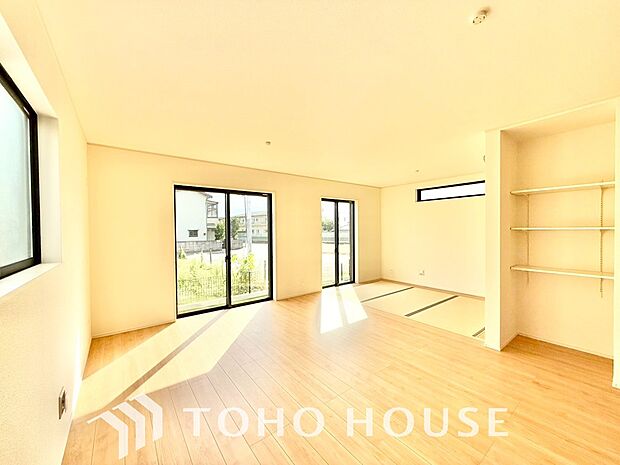 光が注がれる青い空から鮮やかに赤色にゆっくりと染まる。そんな優しい時間がここでは流れてゆく。