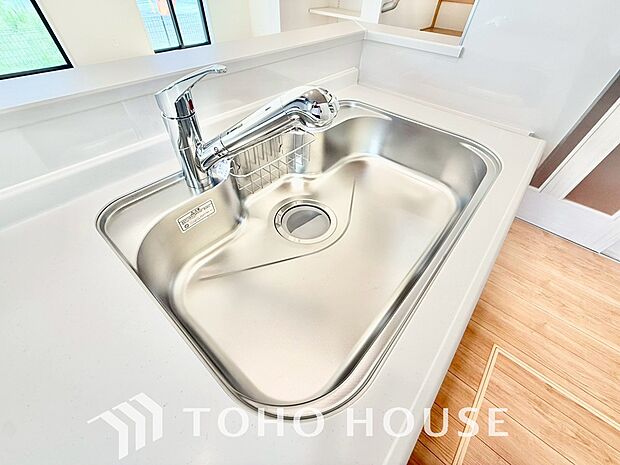 ワンタッチで浄水と原水を切り替えできる浄水器一体型水栓は水道水に含まれる有害物質を除去してくれます。