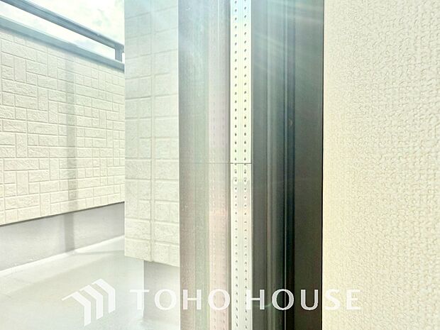 二層のガラスの間に空気層や特殊ガス層を作ることで断熱性能や結露防止効果を高めたサッシを装備してます。