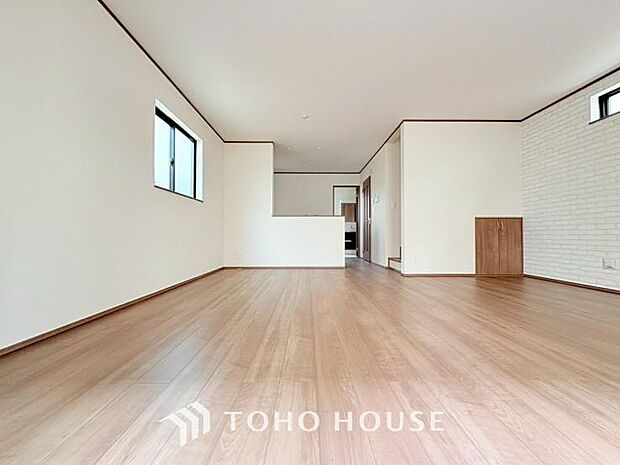 リビングも広く設け、訪れる人々を暖かく迎えてくれます。