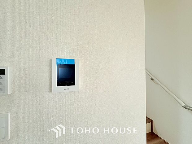 誰が来てもわかる様にモニター付きインターホンを設置。家事導線を考慮した個所に設置し、防犯性と利便性に優れ快適と安らぎを合わせた優しい設計。