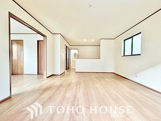 リビングも広く設け、訪れる人々を暖かく迎えてくれます。