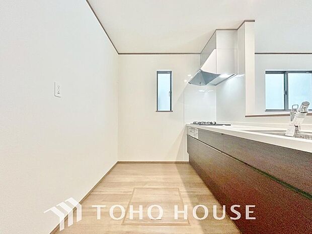 夫婦そろってキッチンに立っても調理がしやすく余裕の広さ。家事をしながら会話も弾みます。