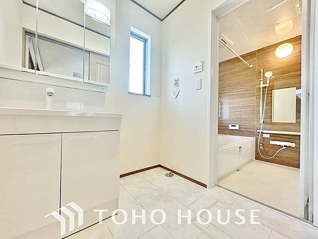 手で洗いたい大切な服など、広く使えると助かる洗面台は汚れの付きにくい形状と素材で造られております。