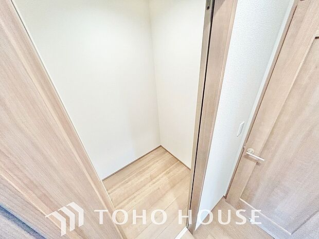 建物内部の収納には拘りました。共有部分に設けた収納。お荷物が多い方にも安心です。