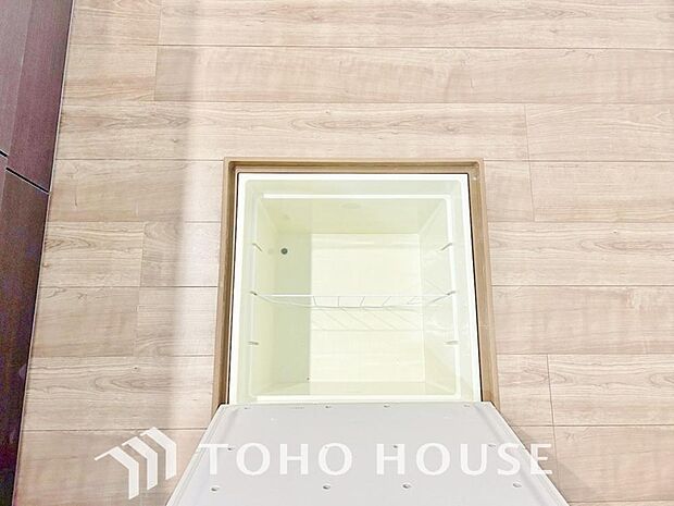 キッチン下部に設けた床下収納。缶詰のストックや非常食、梅酒や味噌などの保存食入れとして利用可です。