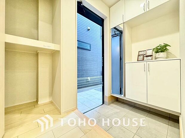 ゲストを招き、家族を迎える玄関は、ディスプレイや照明にこだわってみてはいかがでしょうか。