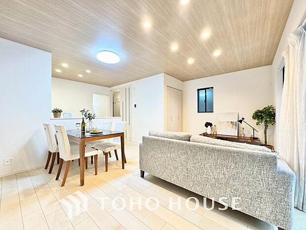 ホワイトナチュラルのテイストが、自然体で過ごせる心地良さ生み出しています。