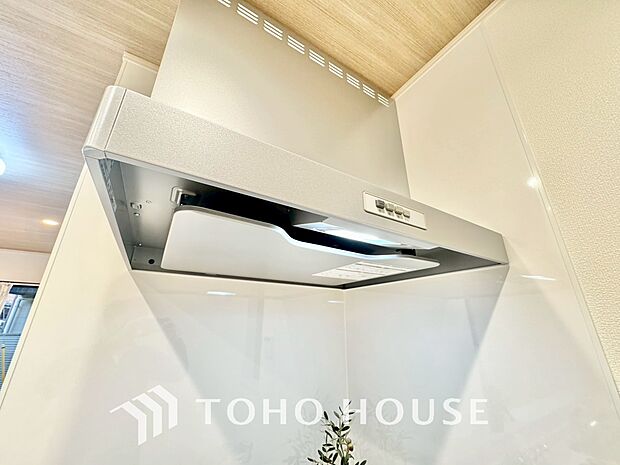 見た目すっきりのスリムタイプのレンジフード。掃除のし易さも◎です。