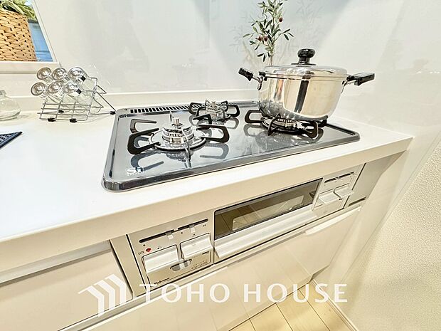 3口コンロは一度に複数のお料理を作ることができるメリットがあります。毎日のキッチンタイムを効率よく。