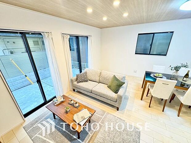 爽やかな通風と採光を存分に感じる事が出来る空間。毎日の暮らしに癒しをもたらす居心地の良いリビング。