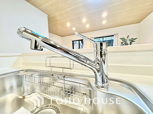 浄水器ボタンひとつで浄水と原水に切り替えられる浄水器一体型水栓を使用。