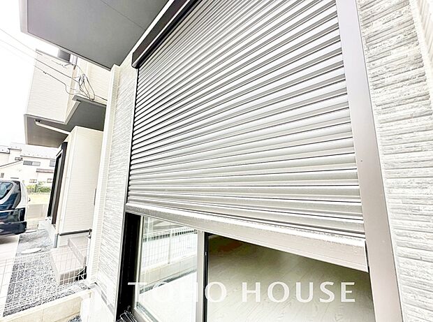 戸建にも防犯機能のシャッターを完備しております。寒い冬でも中から開閉が可能ですのでラクラクな所も便利です。