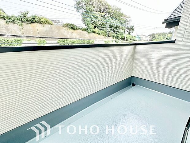 頬をなでる優しい風を感じることが出来るバルコニー。つい深呼吸をしたくなる気持ちの良い眺望です。