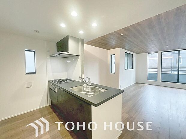 ご家族みんなで調理ができる位のスペースを実現したキッチン空間となっております。