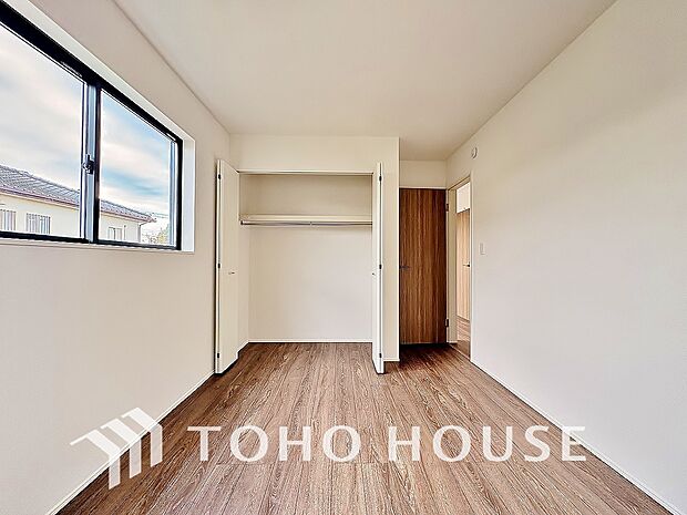 居室にはクローゼットを完備し、自由度の高い家具の配置が叶うシンプルな空間です。