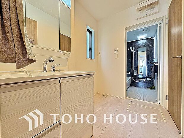 身だしなみのチェックがしやすい大きな鏡、下には収納がたっぷり。スッキリとした空間を演出いたします。