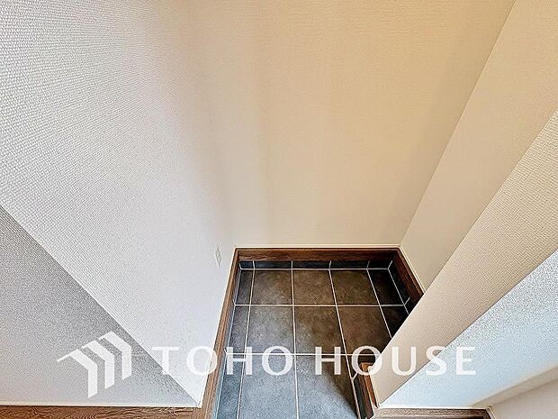 人を迎え入れる最初の場所だからこそ、清潔感が大事。ゆとりあるシューズインクロークも設置しました。