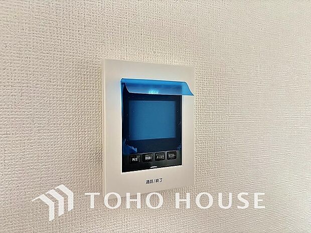 誰が来てもわかる様にモニター付きインターホンを設置。家事導線を考慮した個所に設置し、防犯性と利便性に優れ快適と安らぎを合わせた優しい設計。