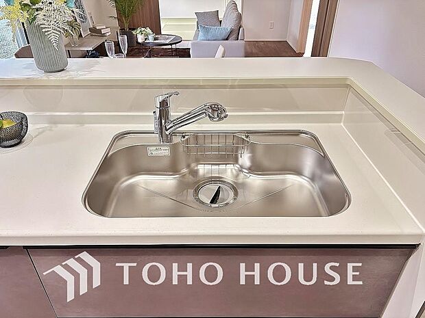 バルコニーにはスロップシンクが設置されているので、掃除や靴やぞうきんの洗い場として便利です。