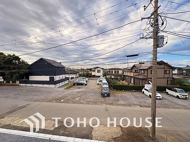 星空が地上に映りこむかのような夜景のきらめきまで、この街ならではの美しい風景の物語が室内に展開。