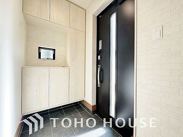 ゲストを招き、家族を迎える玄関は、ディスプレイや照明にこだわってみてはいかがでしょうか。