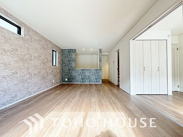 明るく穏やかな空気の中で飲んだり、食べたり、笑ったり。一日の中で多くの時間を過すことになるリビング。