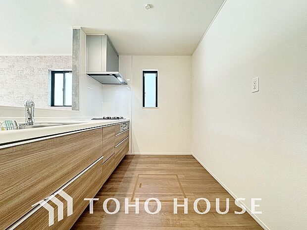 美しく使いやすいキッチン空間。優しい温もりを醸し出すキッチンは料理の為の配慮を随所に注ぎました。