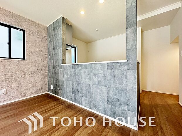 大型の冷蔵庫やレンジボードもしっかり置ける広々としたキッチンスペース。