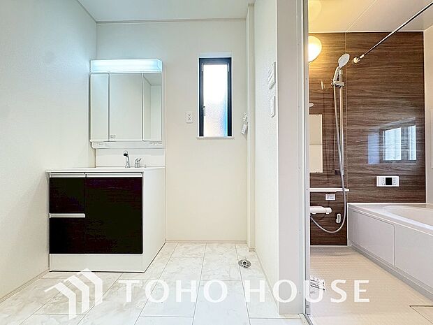 平日の朝であっても、落ち着きとくつろぎを感じられる空間。気持ちよく身だしなみを整えられます。