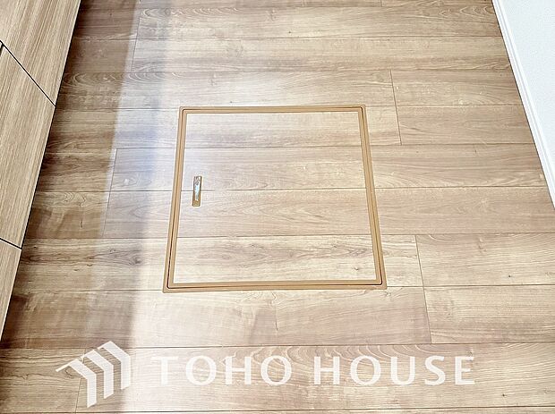 スペースを上手く活用した床下収納はあると何かと便利。食料のストック品はもちろん、掃除用具など。