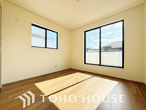 大きくとった窓から快適な光と心地よい風を取り入れます。心と体をゆったりと安らげる寝室。