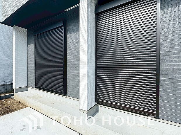 防犯機能のシャッターを完備しております。寒い冬でも中から開閉が可能ですのでラクラク便利。