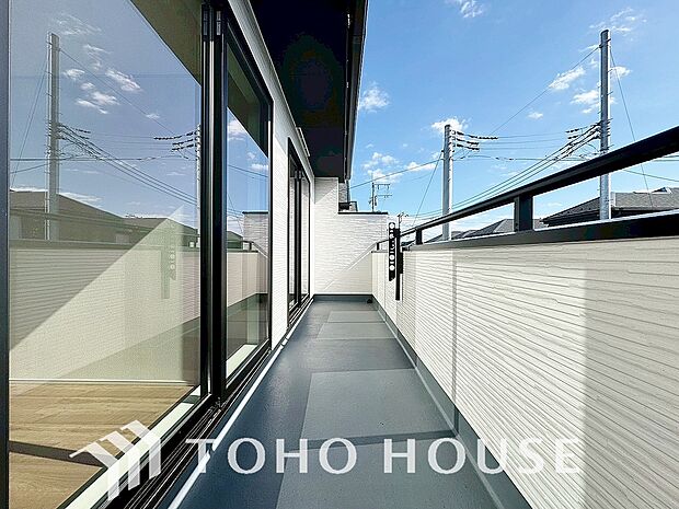 通風・採光に優れ、心地よい光と風があふれています。優しい陽射しが差し込むバルコニーとなっております。