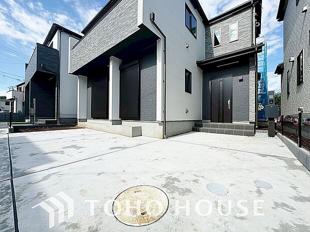 ゆったりとした駐車スペースを確保いたしましたので、大きめのお車でも駐車可能です。