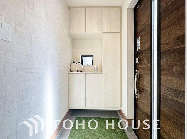 ゲストを招き、家族を迎える玄関は、ディスプレイや照明にこだわってみてはいかがでしょうか。