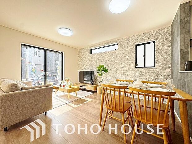 明るく穏やかな空気の中で飲んだり、食べたり、笑ったり。一日の中で多くの時間を過すことになるリビング。