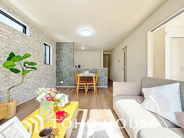 光と風があふれる開放的なリビングダイニングには自然と家族みんなが集まってきます。