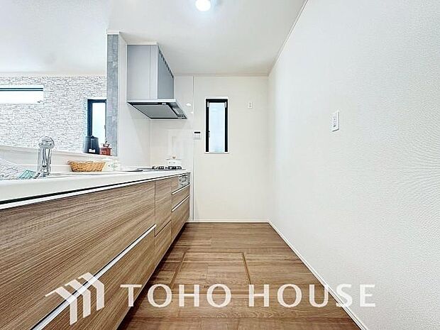 美しく使いやすいキッチン空間。優しい温もりを醸し出すキッチンは料理の為の配慮を随所に注ぎました。