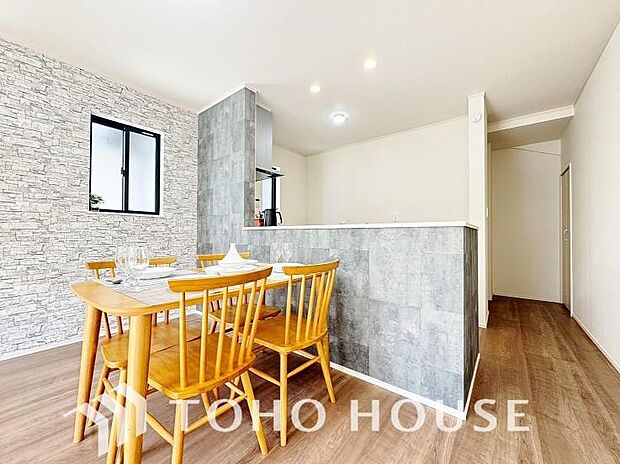 大型の冷蔵庫やレンジボードもしっかり置ける広々としたキッチンスペース。