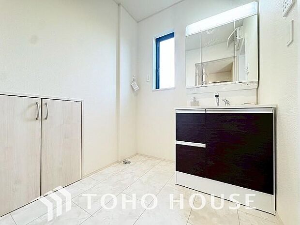 平日の朝であっても、落ち着きとくつろぎを感じられる空間。気持ちよく身だしなみを整えられます。