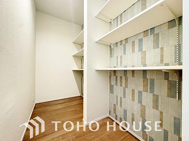 買い置きした日用品や食品等を収納する場所として最適なパントリー収納がございます。